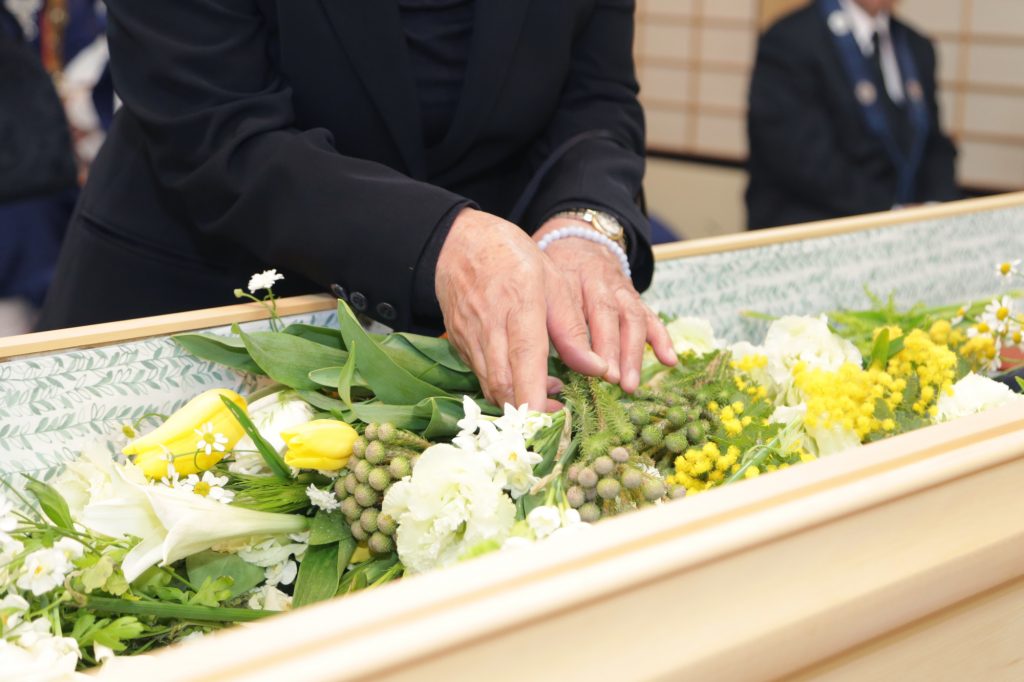 納棺の流れ 誰が参列して 何をするの お葬式コラム 葬儀 家族葬は家族のお葬式